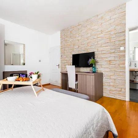 Apartment&rooms Graciela 3*