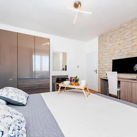 Apartment&rooms Graciela 3*