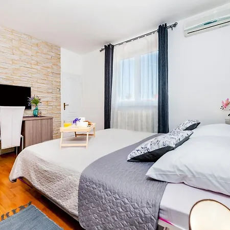 Apartment&rooms Graciela Pensión 3*